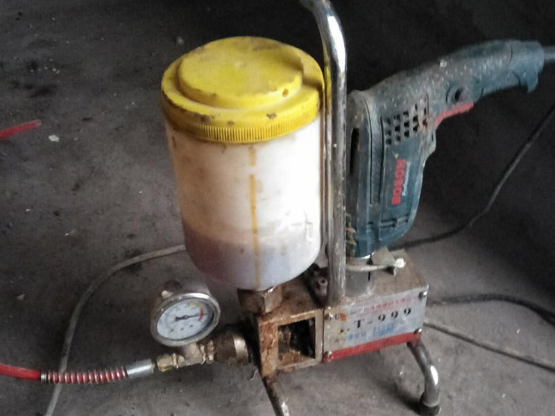 墻面高壓灌漿補(bǔ)漏裝修：首先確定灌漿孔位置及間距。清理干凈需要施工區(qū)域。然后使用電錘等鉆孔工具沿裂縫兩側(cè)進(jìn)行鉆孔，鉆頭14mm，鉆孔角度≤45°，鉆孔深度≤結(jié)構(gòu)厚度2/3，鉆頭深度≤結(jié)構(gòu)厚度的2/3，鉆孔必須穿過(guò)裂縫。在鉆好的孔內(nèi)安裝止水針頭，針頭后帶膨脹橡膠，并用專用內(nèi)六角扳手?jǐn)Q緊，使灌漿嘴周圍與鉆孔之間無(wú)空隙，不漏水。用高壓灌漿機(jī)向灌漿嘴內(nèi)注入潔凈水，觀察出水點(diǎn)情況，并將縫內(nèi)粉塵清洗干凈。立面灌漿順序由上至下，平面可由一端開(kāi)始，單孔逐一連續(xù)進(jìn)行。灌漿完畢，確認(rèn)不漏即可去掉或敲掉外露的灌漿嘴，清理干凈已固定化的溢露出的灌漿液，最后對(duì)灌漿口進(jìn)行修補(bǔ)、封口處理。