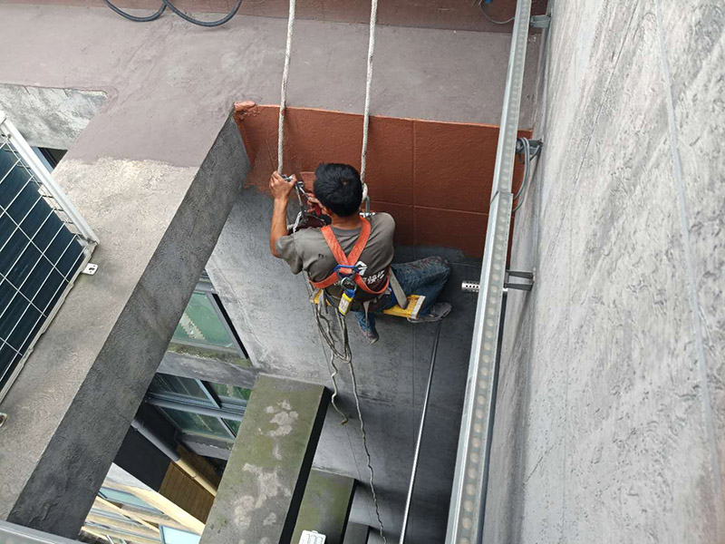 外墻刷防水裝修：一、清理基層，新舊面層必須清理干凈，不得有雜物和灰塵，以免影響粘結(jié)強(qiáng)度，涂刷防水涂料時(shí)基層應(yīng)干燥。二、備好防水卷材、防水涂料、基層涂料和粘接卷材的涂料必須要分清，為提高防水卷材與基層粘結(jié)性，可用底層涂料反復(fù)涂刷，涂刷均勻，覆蓋完全。三、將攪拌均勻的晨光防水涂料根據(jù)現(xiàn)場(chǎng)要涂刷的面積開始涂刷，基層涂刷要大于粘卷材的面積，不要超過三十。刷第二次涂料之前必須要等一次涂料完全凝固后方可再次涂刷，底層涂料次涂刷完畢后約4—8左右。四、要等第二次涂料完全凝固后方可施工。