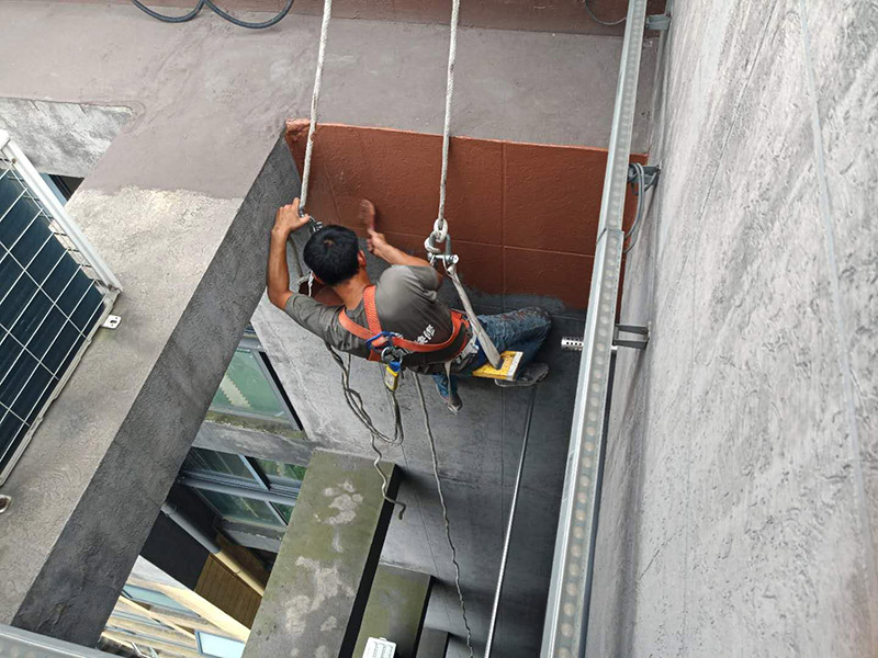 外墻刷防水裝修：一、清理基層，新舊面層必須清理干凈，不得有雜物和灰塵，以免影響粘結(jié)強(qiáng)度，涂刷防水涂料時(shí)基層應(yīng)干燥。二、備好防水卷材、防水涂料、基層涂料和粘接卷材的涂料必須要分清，為提高防水卷材與基層粘結(jié)性，可用底層涂料反復(fù)涂刷，涂刷均勻，覆蓋完全。三、將攪拌均勻的晨光防水涂料根據(jù)現(xiàn)場(chǎng)要涂刷的面積開始涂刷，基層涂刷要大于粘卷材的面積，不要超過三十。刷第二次涂料之前必須要等一次涂料完全凝固后方可再次涂刷，底層涂料次涂刷完畢后約4—8左右。四、要等第二次涂料完全凝固后方可施工。