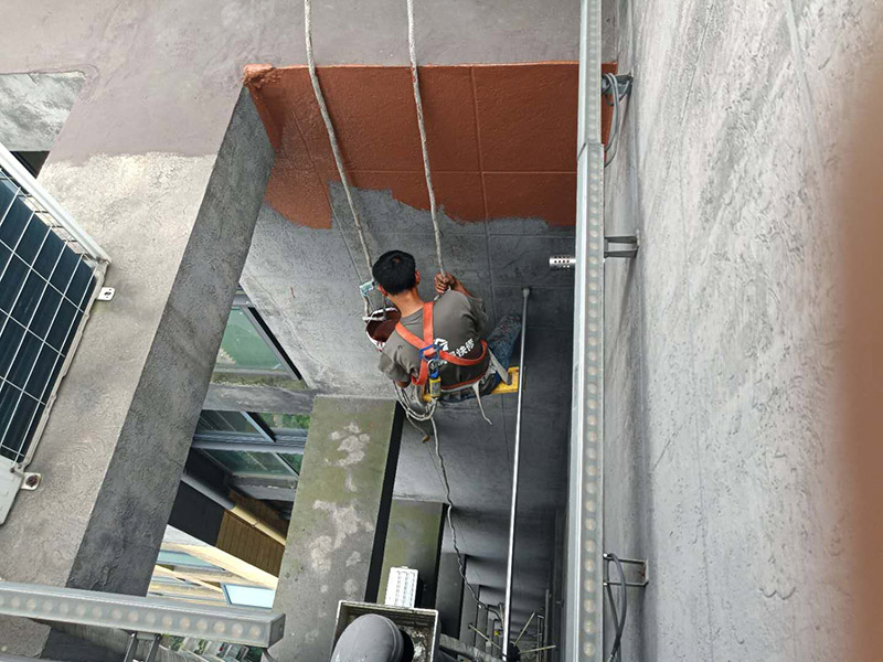 外墻刷防水裝修：一、清理基層，新舊面層必須清理干凈，不得有雜物和灰塵，以免影響粘結(jié)強(qiáng)度，涂刷防水涂料時(shí)基層應(yīng)干燥。二、備好防水卷材、防水涂料、基層涂料和粘接卷材的涂料必須要分清，為提高防水卷材與基層粘結(jié)性，可用底層涂料反復(fù)涂刷，涂刷均勻，覆蓋完全。三、將攪拌均勻的晨光防水涂料根據(jù)現(xiàn)場(chǎng)要涂刷的面積開始涂刷，基層涂刷要大于粘卷材的面積，不要超過三十。刷第二次涂料之前必須要等一次涂料完全凝固后方可再次涂刷，底層涂料次涂刷完畢后約4—8左右。四、要等第二次涂料完全凝固后方可施工。