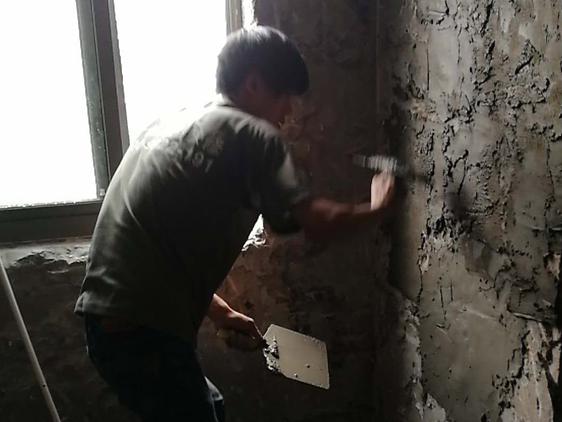 廁所墻面抹灰裝修：在抹灰前一天，用軟管或膠皮管將填充墻面自上而下澆水濕潤，抹灰前不得有明水。做灰餅時從上而下做，灰餅間距應小于刮尺長度，墻體上角先做灰餅，再以它為基準拉線做出上部、中間的灰餅，根據(jù)墻體上部的灰餅以托線板做出墻體下部灰餅，使其與上部灰餅在同一垂直面上，然后拉水平統(tǒng)線，加做若干灰餅。防水處理——衛(wèi)生間的防水處理是很重要的。衛(wèi)生間是接觸水很多的空間，防水功夫做好可以防止?jié)B水問題，避免給樓下鄰居和自己造成麻煩。在防水后需要做閉水實驗，以確保防水的效果。