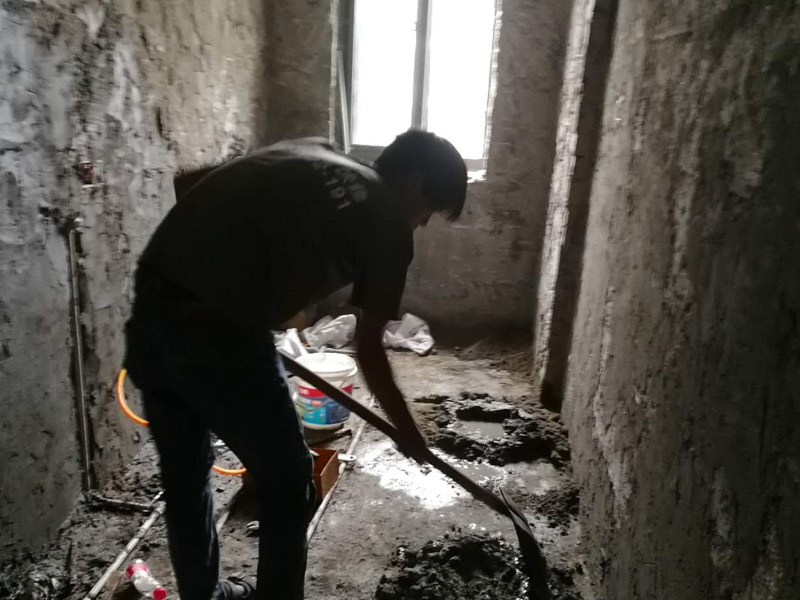 廁所墻面抹灰裝修：在抹灰前一天，用軟管或膠皮管將填充墻面自上而下澆水濕潤，抹灰前不得有明水。做灰餅時從上而下做，灰餅間距應小于刮尺長度，墻體上角先做灰餅，再以它為基準拉線做出上部、中間的灰餅，根據(jù)墻體上部的灰餅以托線板做出墻體下部灰餅，使其與上部灰餅在同一垂直面上，然后拉水平統(tǒng)線，加做若干灰餅。防水處理——衛(wèi)生間的防水處理是很重要的。衛(wèi)生間是接觸水很多的空間，防水功夫做好可以防止?jié)B水問題，避免給樓下鄰居和自己造成麻煩。在防水后需要做閉水實驗，以確保防水的效果。