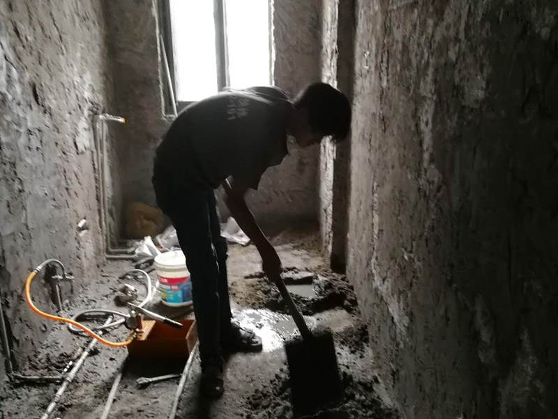 廁所墻面抹灰裝修：在抹灰前一天，用軟管或膠皮管將填充墻面自上而下澆水濕潤，抹灰前不得有明水。做灰餅時從上而下做，灰餅間距應小于刮尺長度，墻體上角先做灰餅，再以它為基準拉線做出上部、中間的灰餅，根據(jù)墻體上部的灰餅以托線板做出墻體下部灰餅，使其與上部灰餅在同一垂直面上，然后拉水平統(tǒng)線，加做若干灰餅。防水處理——衛(wèi)生間的防水處理是很重要的。衛(wèi)生間是接觸水很多的空間，防水功夫做好可以防止?jié)B水問題，避免給樓下鄰居和自己造成麻煩。在防水后需要做閉水實驗，以確保防水的效果。