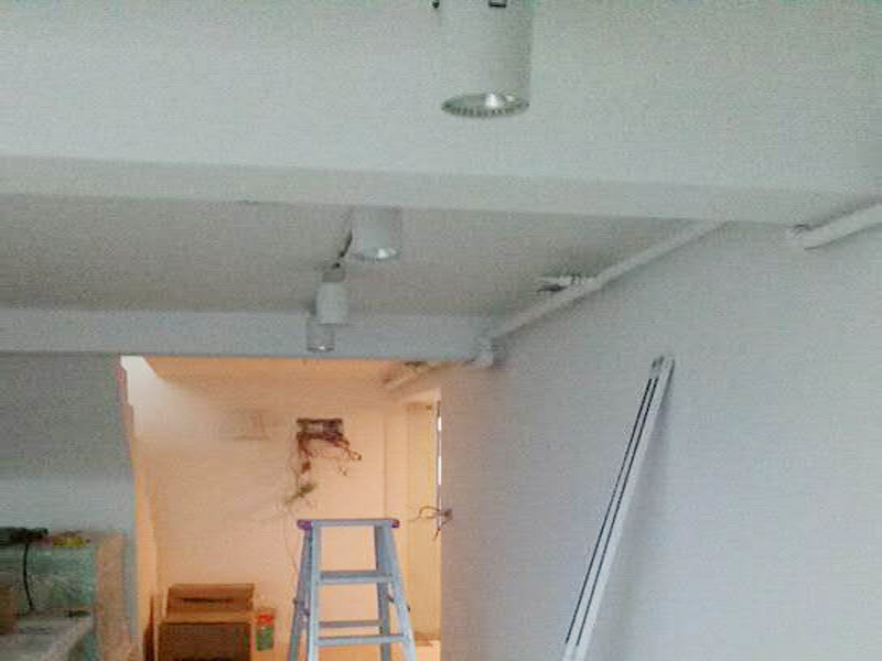 客廳軌道燈安裝裝修：安裝滑道（軌道），如果棚頂直接為木板或有鐵龍骨可以直接打釘打眼的，就直接可以把滑道安裝上，記住為了美觀，先在接線盒處打一小孔以便將電源線引入棚頂中。固定好滑道后，拿來(lái)滑道燈，將滑道燈底座的卡頭，擰平，對(duì)準(zhǔn)滑道凹槽，將滑道燈底座塞入滑道內(nèi)。稍微用點(diǎn)力，嚴(yán)絲合縫后，擰下卡頭旋轉(zhuǎn)的把手，一定要擰到位固定好后，左右滑動(dòng)一下，看是否固定好。通電后發(fā)現(xiàn)燈不亮不要緊，只要一個(gè)滑道上有燈亮，就不是接線問(wèn)題，可以重新卸下滑道燈，重新安裝或換個(gè)方向重新安裝。