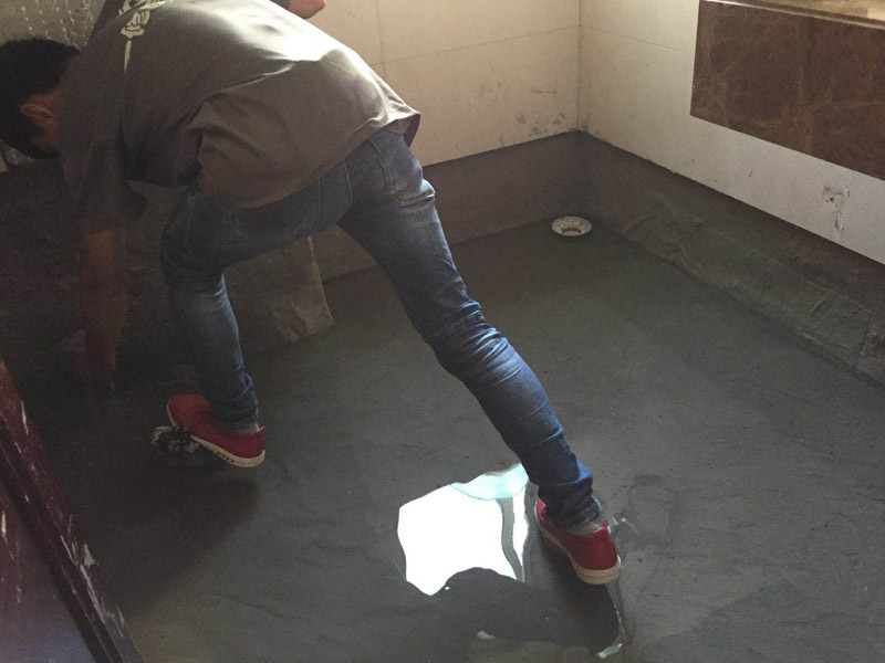 衛(wèi)生間滲水試驗裝修：1、將衛(wèi)生間所有下水口進行臨時性的封堵,并在門口砌一道25厘米高的臺階。 2、然后在衛(wèi)生間中灌入約30厘米高的水,在墻面上做好標記; 注意:閉水實驗要在24小時以上,這是保證衛(wèi)生間防水工程質量的關鍵 3、24小時后,看室內水層有無明顯下降和到樓下看樓頂有沒有滲漏水,特別要到樓下衛(wèi)生間檢查屋頂是否有滴水、洇濕等現象;輕質墻體做淋水試驗,看墻體的背面是否有漏水點。 如果以上現象都沒有,則防水施工就合格。