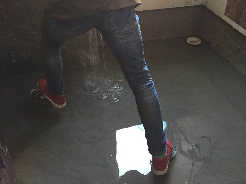 衛(wèi)生間滲水試驗裝修：1、將衛(wèi)生間所有下水口進行臨時性的封堵,并在門口砌一道25厘米高的臺階。 2、然后在衛(wèi)生間中灌入約30厘米高的水,在墻面上做好標記; 注意:閉水實驗要在24小時以上,這是保證衛(wèi)生間防水工程質量的關鍵 3、24小時后,看室內水層有無明顯下降和到樓下看樓頂有沒有滲漏水,特別要到樓下衛(wèi)生間檢查屋頂是否有滴水、洇濕等現象;輕質墻體做淋水試驗,看墻體的背面是否有漏水點。 如果以上現象都沒有,則防水施工就合格。