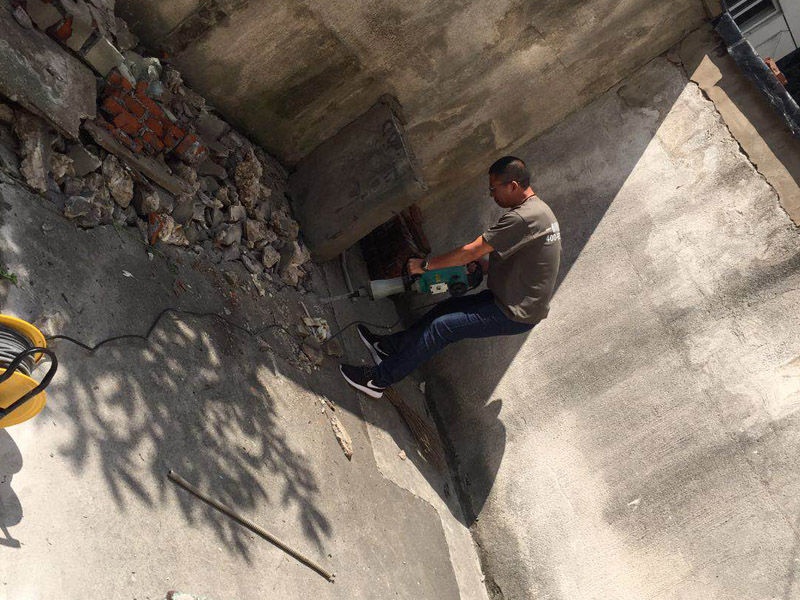 地面鉆孔拆除裝修：確保施工現(xiàn)場水通、電通。在切割過程中冷水具有對切割設備本身進行降溫及避免揚塵的作用。根據(jù)現(xiàn)場情況，需對將要切除的混凝土實體進行設計排版，將實體分層、分塊切除。流程是：施工準備——放線（彈線）——切割設備就位（固定）——混凝土（鋼筋）切割——切塊吊裝——清理現(xiàn)場