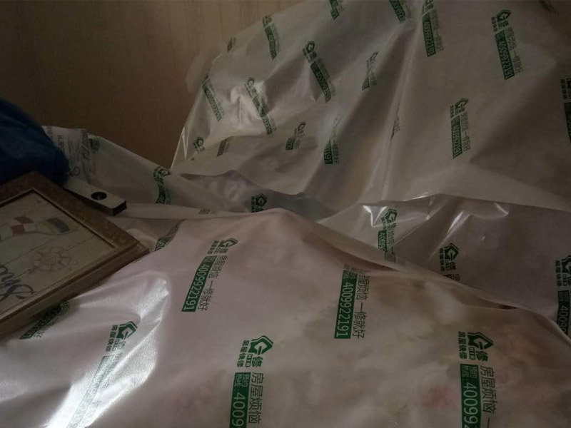 墻面局部拆除裝修：首先是外墻部分，也就是屋頂面和地面這兩塊，是不能動(dòng)搖的，因?yàn)檫@是房屋的外在防御部位。除此以外，禁止拆改配重墻和承重墻，因?yàn)榕渲貕κ欠块g與陽臺(tái)之間的門窗以下部分的墻，拆改后可能會(huì)導(dǎo)致陽臺(tái)坍塌;承重墻是預(yù)制板墻和24厘米以上的磚墻，不能拆除也不能開門窗。首先，要顧慮到隔壁鄰居的感受。因?yàn)槭┕?huì)產(chǎn)生較大的噪音，所以要先與周邊居民溝通或者是采取一些降噪措施，以免與鄰居發(fā)生糾紛。其次還要注意維護(hù)好居室的水電系統(tǒng)。在墻體的拆除之前，要對電路的改造方向詳細(xì)的考慮，因?yàn)橐话銐w中都帶有電路線管，切忌不要野蠻施工，弄斷線路。