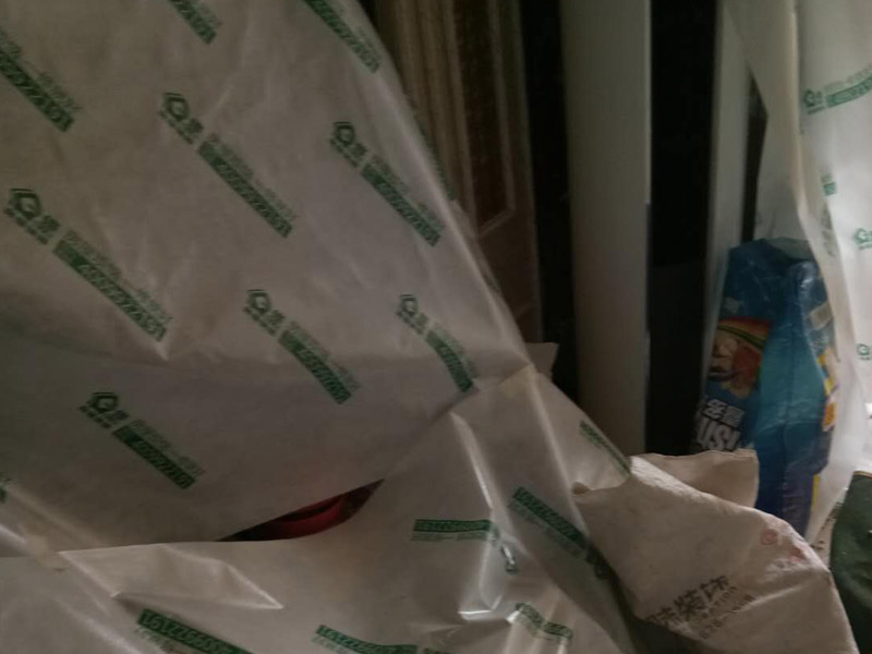 墻面局部拆除裝修：首先是外墻部分，也就是屋頂面和地面這兩塊，是不能動(dòng)搖的，因?yàn)檫@是房屋的外在防御部位。除此以外，禁止拆改配重墻和承重墻，因?yàn)榕渲貕κ欠块g與陽臺(tái)之間的門窗以下部分的墻，拆改后可能會(huì)導(dǎo)致陽臺(tái)坍塌;承重墻是預(yù)制板墻和24厘米以上的磚墻，不能拆除也不能開門窗。首先，要顧慮到隔壁鄰居的感受。因?yàn)槭┕?huì)產(chǎn)生較大的噪音，所以要先與周邊居民溝通或者是采取一些降噪措施，以免與鄰居發(fā)生糾紛。其次還要注意維護(hù)好居室的水電系統(tǒng)。在墻體的拆除之前，要對電路的改造方向詳細(xì)的考慮，因?yàn)橐话銐w中都帶有電路線管，切忌不要野蠻施工，弄斷線路。