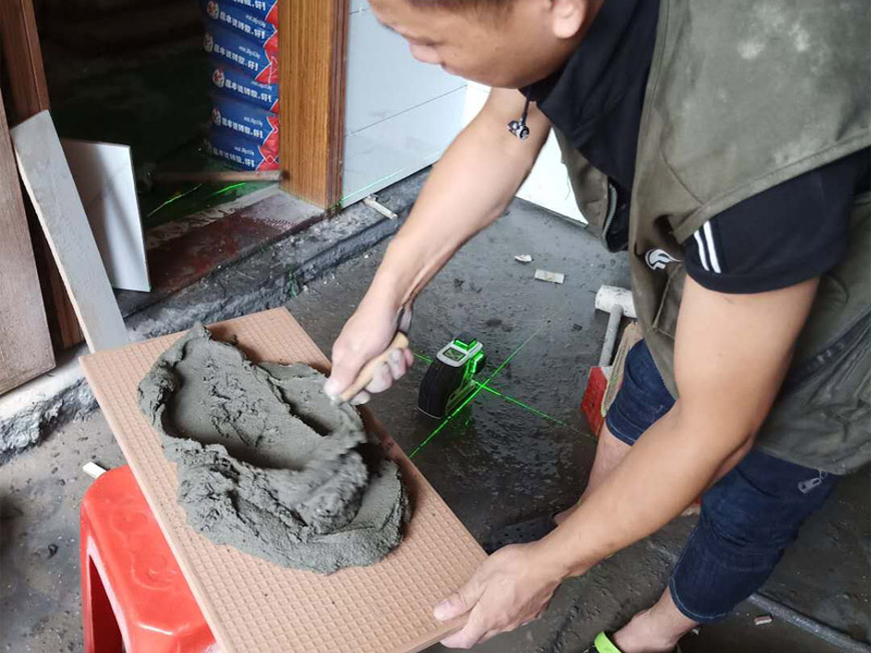衛(wèi)生間墻面瓷磚鋪貼：首先應除去基層表面的污垢，油漬，浮灰;除去基層上所有涂料層，膩子層;如果基層未能達到平整度要求，需對基層進行預先的找平處理；鋪貼瓷磚前需事先找好垂直線，以此為基準鋪貼的瓷磚高低均勻、垂直美觀;將調(diào)制好的漿料均勻地抹在瓷磚背面，要求漿料飽滿；將瓷磚平整地鋪貼在基層上，使用橡膠錘將瓷磚拍實鋪平。