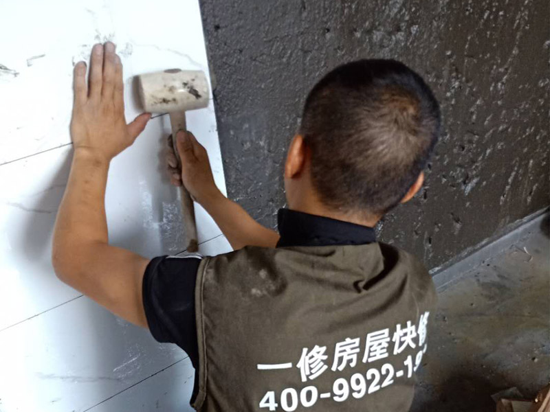 衛(wèi)生間墻面瓷磚鋪貼：首先應除去基層表面的污垢，油漬，浮灰;除去基層上所有涂料層，膩子層;如果基層未能達到平整度要求，需對基層進行預先的找平處理；鋪貼瓷磚前需事先找好垂直線，以此為基準鋪貼的瓷磚高低均勻、垂直美觀;將調(diào)制好的漿料均勻地抹在瓷磚背面，要求漿料飽滿；將瓷磚平整地鋪貼在基層上，使用橡膠錘將瓷磚拍實鋪平。