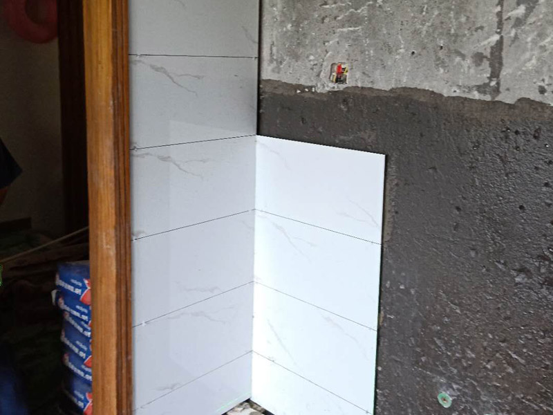 衛(wèi)生間墻面瓷磚鋪貼：首先應除去基層表面的污垢，油漬，浮灰;除去基層上所有涂料層，膩子層;如果基層未能達到平整度要求，需對基層進行預先的找平處理；鋪貼瓷磚前需事先找好垂直線，以此為基準鋪貼的瓷磚高低均勻、垂直美觀;將調(diào)制好的漿料均勻地抹在瓷磚背面，要求漿料飽滿；將瓷磚平整地鋪貼在基層上，使用橡膠錘將瓷磚拍實鋪平。