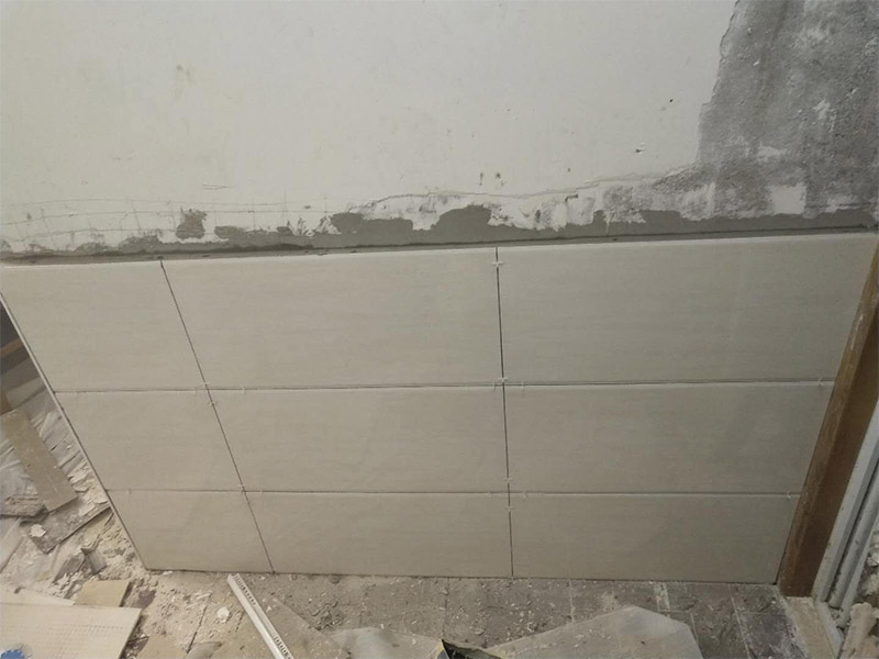 局部鏟墻貼磚裝修：1、瓷磚鋪貼之前用水浸泡：
首先將經(jīng)過預(yù)選的瓷磚背面清理干凈，并浸水2小時(shí)以上。瓷磚浸水后，在鋪貼前應(yīng)從水中取出，并用棉布擦去表面水分或?qū)⒈砻嫠至栏珊蟛拍苓M(jìn)行鋪貼。
2、鋪貼瓷磚之前吊垂線：
鋪貼開始前還應(yīng)當(dāng)在墻面找平層上吊垂線，以確定瓷磚的出墻尺寸線，并拉水平線，這樣鋪貼時(shí)既能夠做到表面平整，又能夠做到瓷磚橫平豎直。