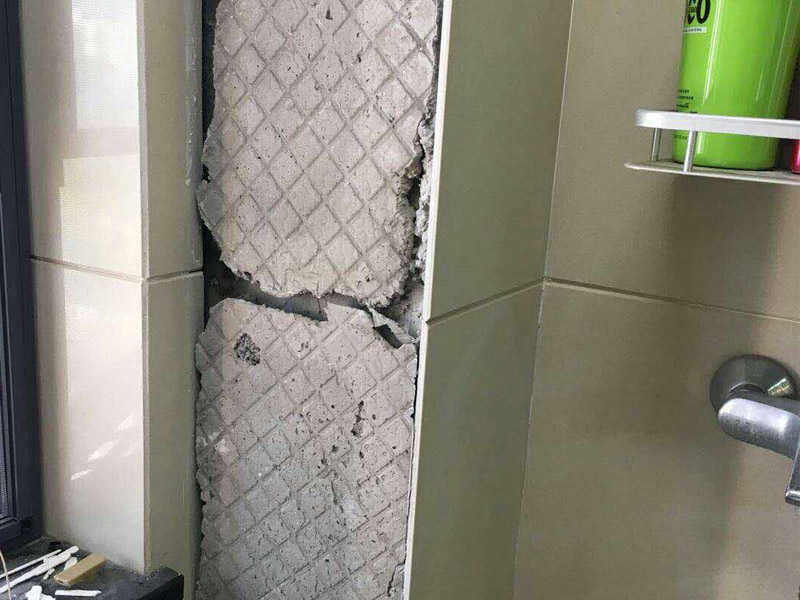 局部瓷磚重貼裝修：基層處理：將凸出墻面的混凝土剔平，對(duì)于基體為混凝土表面很光滑的要鑿毛，或用可摻界劑膠的水泥水細(xì)砂漿做小拉毛墻，也可以刷界面劑、并澆水濕潤(rùn)基層。浸磚：面磚鑲貼前，應(yīng)挑選顏色、規(guī)格一致的磚；浸泡磚時(shí)，將面磚清掃干凈，放入凈水中浸泡2小時(shí)上，取出待表面晾干或擦干凈后方可使用。粘貼面磚：粘貼應(yīng)自下而上進(jìn)行。抹8㎜厚1：0.1：2.5水泥石灰膏砂漿結(jié)合層，要刮平，隨抹隨自上而下粘貼面磚，要求砂漿飽滿，虧灰時(shí)，取下重貼，并隨時(shí)用靠尺檢查整度，同時(shí)保證縫隙寬度一致。面磚勾縫與擦縫：貼完經(jīng)自檢無(wú)空鼓、不平、不直后 ，用棉絲擦干凈，用鉤縫膠、白水泥或拍干白水泥擦縫，用布將縫的素擦勻，磚面擦凈。