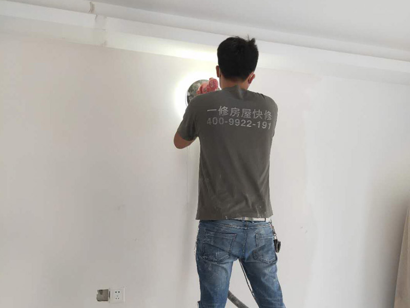 新房墻面打磨裝修：1、舊墻皮鏟除（如為新房，且墻面為水泥平整墻面，此步驟不需要）。
2、墻面清理，檢查是否有孔洞、油污、不平整的地方，如有需要，先修補(bǔ)然后施工。
3、批刮膩?zhàn)?，選用較好的墻襯一類的防水膩?zhàn)樱话銥?遍，第一遍批刮后1小時(shí)表干后打磨平整。
4、批刮第二遍膩?zhàn)樱稍锖蟠蚰?，注意選用600目以上砂紙，否則墻面刮痕會嚴(yán)重。
5、用200瓦的大燈泡靠近墻面檢查是否有不平整或砂眼，如有局部修補(bǔ)。
6、用干凈毛巾徹底清理墻面灰塵，用吸塵器清理干凈。
7、調(diào)配乳膠漆底漆，選用較好的羊毛刷或使用噴涂方式施工。
8、按次序涂刷1遍底漆，2遍面漆。