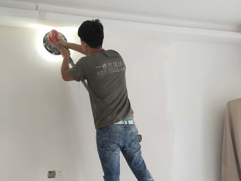 新房墻面打磨裝修：1、舊墻皮鏟除（如為新房，且墻面為水泥平整墻面，此步驟不需要）。
2、墻面清理，檢查是否有孔洞、油污、不平整的地方，如有需要，先修補(bǔ)然后施工。
3、批刮膩?zhàn)樱x用較好的墻襯一類的防水膩?zhàn)?，一般?遍，第一遍批刮后1小時(shí)表干后打磨平整。
4、批刮第二遍膩?zhàn)?，干燥后打磨，注意選用600目以上砂紙，否則墻面刮痕會嚴(yán)重。
5、用200瓦的大燈泡靠近墻面檢查是否有不平整或砂眼，如有局部修補(bǔ)。
6、用干凈毛巾徹底清理墻面灰塵，用吸塵器清理干凈。
7、調(diào)配乳膠漆底漆，選用較好的羊毛刷或使用噴涂方式施工。
8、按次序涂刷1遍底漆，2遍面漆。