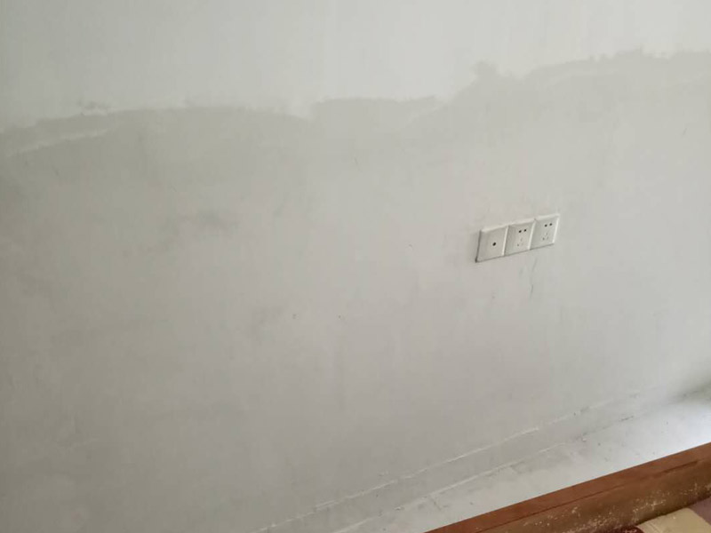 墻面修補裝修：先把墻面受損部位 脫落、起皮空鼓地方鏟除，并清理干凈；之后取出網(wǎng)上購買的補墻膏套裝；取適量補墻膏直接批刮，等6-12小時干燥后用砂紙打磨平整，用抹布把粉塵擦拭干凈。用補墻漆兌入10%以內(nèi)的清水稀釋，攪拌均勻后涂刷2-3遍，每遍間隔3小時以上。