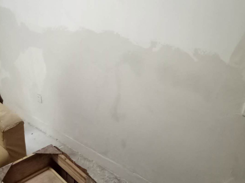 墻面修補裝修：先把墻面受損部位 脫落、起皮空鼓地方鏟除，并清理干凈；之后取出網(wǎng)上購買的補墻膏套裝；取適量補墻膏直接批刮，等6-12小時干燥后用砂紙打磨平整，用抹布把粉塵擦拭干凈。用補墻漆兌入10%以內(nèi)的清水稀釋，攪拌均勻后涂刷2-3遍，每遍間隔3小時以上。