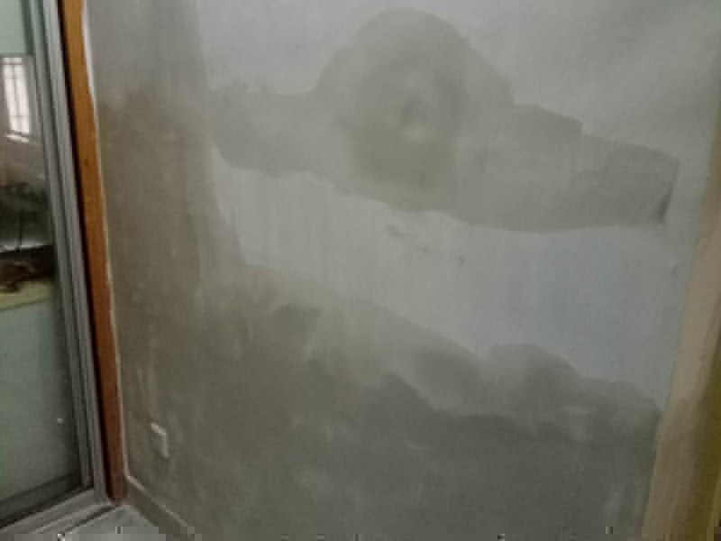 墻面修補裝修：先把墻面受損部位 脫落、起皮空鼓地方鏟除，并清理干凈；之后取出網(wǎng)上購買的補墻膏套裝；取適量補墻膏直接批刮，等6-12小時干燥后用砂紙打磨平整，用抹布把粉塵擦拭干凈。用補墻漆兌入10%以內(nèi)的清水稀釋，攪拌均勻后涂刷2-3遍，每遍間隔3小時以上。