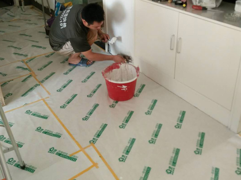 踢腳線維修方案：1.鉆孔：鉆孔前要觀察好水電的布線走向，以防出錯(cuò)。鉆孔的間隔不能太大，不然踢腳線難以貼住墻面。鉆孔的間隔應(yīng)在40cm左右，接口處的間隔應(yīng)小一點(diǎn)。將小木條釘入剛才打好的孔中。2.固定：固定踢腳線前要對(duì)墻面進(jìn)行平整、清理，不然踢腳線安裝上去后，不能完全貼緊墻面，會(huì)留下難看的縫隙。3.邊角處理：墻角處，踢腳線相交的地方，踢腳線的邊緣要進(jìn)行45度角的裁切，這樣接口處就不會(huì)留下難看的痕跡。將裁切好的踢腳線進(jìn)行固定。4.踢腳線安裝要點(diǎn)： 固定踢腳線的釘子要用專門的螺紋釘，這樣的固定效果更好，不易松動(dòng)。大家要注意廠商是否偷工減料的。