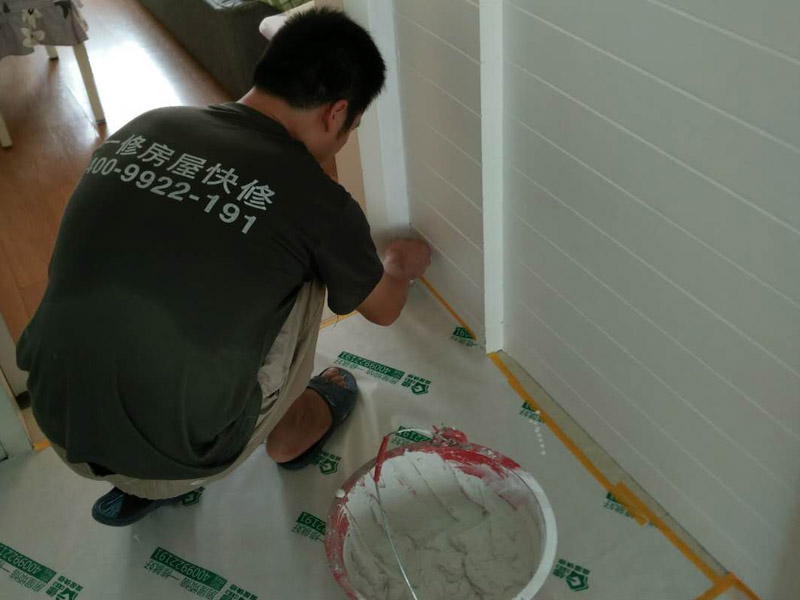 踢腳線維修方案：1.鉆孔：鉆孔前要觀察好水電的布線走向，以防出錯(cuò)。鉆孔的間隔不能太大，不然踢腳線難以貼住墻面。鉆孔的間隔應(yīng)在40cm左右，接口處的間隔應(yīng)小一點(diǎn)。將小木條釘入剛才打好的孔中。2.固定：固定踢腳線前要對(duì)墻面進(jìn)行平整、清理，不然踢腳線安裝上去后，不能完全貼緊墻面，會(huì)留下難看的縫隙。3.邊角處理：墻角處，踢腳線相交的地方，踢腳線的邊緣要進(jìn)行45度角的裁切，這樣接口處就不會(huì)留下難看的痕跡。將裁切好的踢腳線進(jìn)行固定。4.踢腳線安裝要點(diǎn)： 固定踢腳線的釘子要用專門的螺紋釘，這樣的固定效果更好，不易松動(dòng)。大家要注意廠商是否偷工減料的。