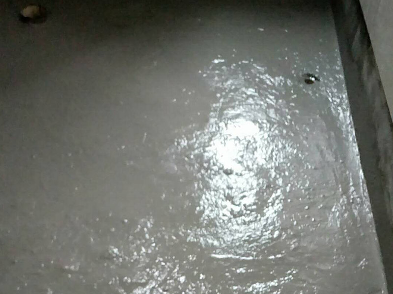 衛(wèi)生間地面找平裝修：清理基層：將基層表面的積灰、浮漿、油污及雜物清掃掉并沖洗干凈，明顯凹陷處應(yīng)用水泥砂漿或細(xì)石砼墊平，表面光滑處應(yīng)鑿毛并清刷干凈。抹砂漿前1天澆水濕潤(rùn)，表面積水應(yīng)予排除。貼灰餅：根據(jù)墻面彈線標(biāo)高，用1∶2干硬性水泥砂漿在基層上做灰餅，大小約50mm見方，縱橫間距約1.5m左右，如局部厚度薄于10mm時(shí)，應(yīng)調(diào)整其厚度或?qū)⒏叱龅木植炕鶎予徣ァＵ移?、壓頭遍：鋪抹砂漿后，隨即用鋁合金杠按灰餅高度，將砂漿找平，用木抹子搓揉壓實(shí)，將砂眼、腳印等消除后，用靠尺檢查平整度，抹時(shí)應(yīng)用力均勻，并后退著操作。待砂漿收水后，隨即用鐵抹子進(jìn)行頭遍抹平壓實(shí)至起漿為止。