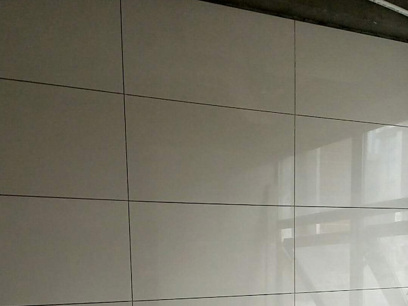 廁所墻面貼磚裝修：1.首先將經(jīng)過預(yù)選的瓷磚背面清理干凈，并浸水2小時以上；2.鋪貼開始前還應(yīng)當(dāng)在墻面找平層上吊垂線，以確定瓷磚的出墻尺寸線；3.鋪瓷磚一般從陽角或門窗邊開始，按由下而上，自左至右的順序進(jìn)行；4.鋪瓷磚時，應(yīng)及時將瓷磚縫中多余的粘接材料刮理干凈，并用濕棉布擦去面磚上的污跡，千萬不要等到粘接材料干硬后再擦拭清洗，那樣不但不能清洗干凈，如果用硬物刮除又會損害釉面層。