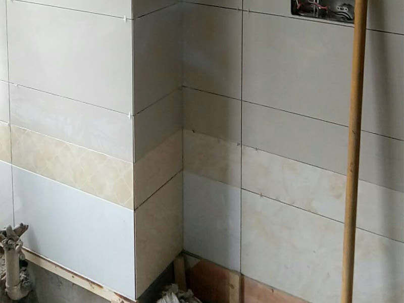 廁所墻面貼磚裝修：1.首先將經(jīng)過預(yù)選的瓷磚背面清理干凈，并浸水2小時以上；2.鋪貼開始前還應(yīng)當(dāng)在墻面找平層上吊垂線，以確定瓷磚的出墻尺寸線；3.鋪瓷磚一般從陽角或門窗邊開始，按由下而上，自左至右的順序進(jìn)行；4.鋪瓷磚時，應(yīng)及時將瓷磚縫中多余的粘接材料刮理干凈，并用濕棉布擦去面磚上的污跡，千萬不要等到粘接材料干硬后再擦拭清洗，那樣不但不能清洗干凈，如果用硬物刮除又會損害釉面層。