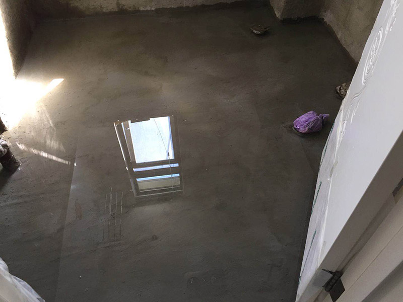 廁所閉水試驗裝修：1、防水施工完成，24小時后可做閉水試驗; 2、把地漏進(jìn)行暫時性封堵 ; 3、在衛(wèi)生間門口設(shè)置水泥砂漿擋墻 ; 4、蓄水后做好水位標(biāo)記 ，以便查看水落程度; 5、蓄水時間24～48小時 ; 6、閉水后，看水位是否有明顯下降，仔細(xì)檢查四周墻面和地面有無滲漏現(xiàn)象，從樓下觀察是否有水滲出，如果有，請及時檢查樓下屋頂和管道根部是否有滲漏水等現(xiàn)象，如果沒有滲漏水，繼續(xù)完成閉水;