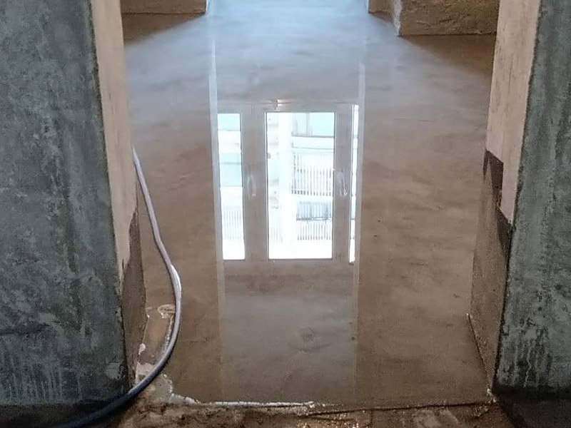 廁所閉水試驗裝修：1、防水施工完成，24小時后可做閉水試驗; 2、把地漏進(jìn)行暫時性封堵 ; 3、在衛(wèi)生間門口設(shè)置水泥砂漿擋墻 ; 4、蓄水后做好水位標(biāo)記 ，以便查看水落程度; 5、蓄水時間24～48小時 ; 6、閉水后，看水位是否有明顯下降，仔細(xì)檢查四周墻面和地面有無滲漏現(xiàn)象，從樓下觀察是否有水滲出，如果有，請及時檢查樓下屋頂和管道根部是否有滲漏水等現(xiàn)象，如果沒有滲漏水，繼續(xù)完成閉水;