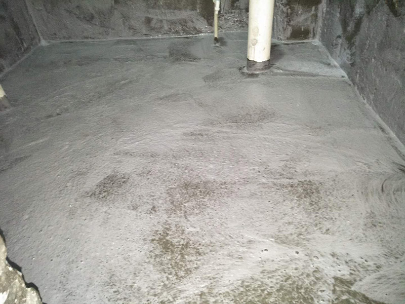 衛(wèi)生間刷防水裝修：1、刷第一遍防水涂料。施工前確保工地干凈、干燥，防水涂料要涂滿，無遺漏，與基層結合牢固，無裂紋，無氣泡，無脫落現(xiàn)象。涂刷高度一致，厚度要達到產品規(guī)定要求。2、刷第二遍防水涂料。注意、第二遍防水涂料間需要有一定時間間隔，待遍涂料干透后才能進行第二遍，具體時間視涂料而定。間隔時間太短，防水的效果會大打折扣。3、鋪保護層。為防止之后的施工破壞防水層，需在防水涂料表面鋪上保護層。保護層要完全覆蓋防水層，無遺漏，與基層結合牢固，無裂紋，無氣泡，無脫落現(xiàn)象。4、閉水試驗。閉水試驗時，地面點的水線不能低于2厘米，保存至少24小時，觀察無滲漏現(xiàn)象后方算合格。如有滲漏，需重做，切莫不能疏忽大意。5、基層處理、清理，做找平層、結合層，細部附加層、丙烯酸防水層，蓄水試驗、保護層施工、二次蓄水試驗。