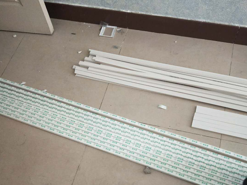 電路走線安裝：1、按照效果圖和具體施工圖設計圖紙，并選用確定燈具、插座、開關等位置，然后確定電線的鋪設位置、穿過墻壁和屋頂?shù)奈恢?，而且還要確定起始、轉(zhuǎn)角、分支、終端點的位置，用絕緣子或槽板固定它們的位置。2、再根據(jù)電線的走向開挖墻槽，槽的寬度與深度要能將電線管裝下。在做穿墻孔時要注意將電線管小心彎曲，使彎曲后的護套管內(nèi)部仍能穿線，并用專用的軋頭或騎馬釘將護套管固定在墻上。3、要安裝插座、開關的，先將其位置打孔預埋塑料膨脹管或木楔，但是這種方法的弊端就是插座、開關都比墻面凸出；而當下流行將插座、開關的接線盒都埋入墻里，只露出插座和開關的面板，這樣做美觀整齊。4、穿線的正規(guī)做法是用鋼絲先穿過護套管，再將電線拉入。在家裝中可以直接將電線穿入護套管，但是在轉(zhuǎn)彎處不好穿，所以一般是安置塑料管的同時將電線穿好，或在管內(nèi)先穿一根鉛絲備用。