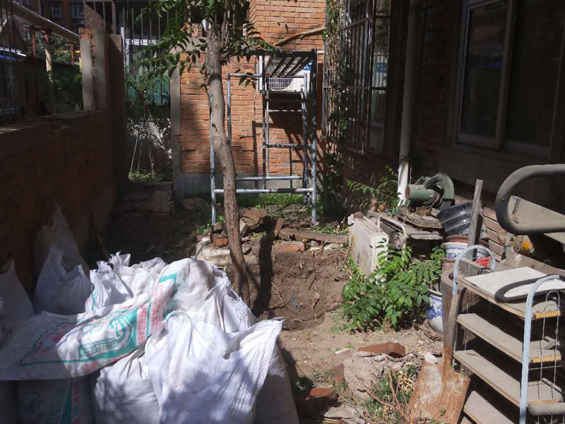 管道檢查和建渣搬運裝修：首先，要關閉總水閘。然后，用軟管固定在冷熱水管的兩端。同時，把儀器的一端固定在同一空間的另一根水管上。在使用儀器時，要擰好每一處接口，不能漏氣，這樣測得的水壓才準確。一切就緒，就可以準備加壓進行測試了。將水壓提高，測試水管的承壓量，看是否出現(xiàn)水管滲漏現(xiàn)象。檢測師把水壓打高，按照通俗的說法，這個時候水壓是8斤。檢查各處水管，看看是否有滲水、漏水現(xiàn)象。檢測師用手摸摸水管，看有沒有滴水。整個測水壓過程需要30分鐘，如果沒有出現(xiàn)滲水漏水現(xiàn)象，就說明管道沒有問題。水管隨著使用時間的增加，老化等情況不可避免，若出現(xiàn)漏水等情況可以及時更換水管。