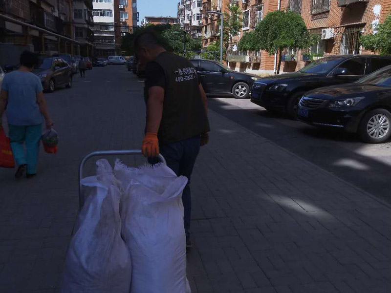 管道檢查和建渣搬運裝修：首先，要關閉總水閘。然后，用軟管固定在冷熱水管的兩端。同時，把儀器的一端固定在同一空間的另一根水管上。在使用儀器時，要擰好每一處接口，不能漏氣，這樣測得的水壓才準確。一切就緒，就可以準備加壓進行測試了。將水壓提高，測試水管的承壓量，看是否出現(xiàn)水管滲漏現(xiàn)象。檢測師把水壓打高，按照通俗的說法，這個時候水壓是8斤。檢查各處水管，看看是否有滲水、漏水現(xiàn)象。檢測師用手摸摸水管，看有沒有滴水。整個測水壓過程需要30分鐘，如果沒有出現(xiàn)滲水漏水現(xiàn)象，就說明管道沒有問題。水管隨著使用時間的增加，老化等情況不可避免，若出現(xiàn)漏水等情況可以及時更換水管。