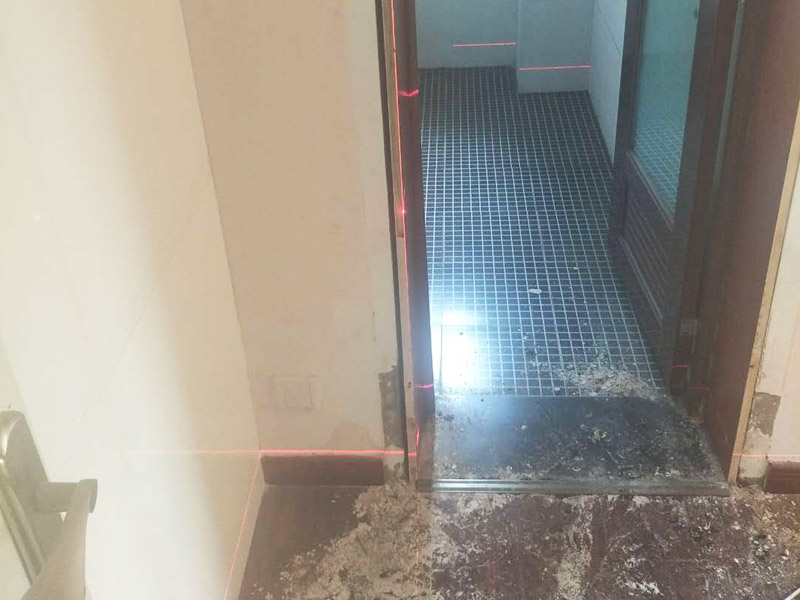 浴室柜和踢腳線安裝：1、與地磚一起鋪貼有些家居裝修安裝的為瓷磚踢腳線,瓷磚踢腳線和其他材質(zhì)的踢腳線安裝時(shí)間不同,瓷磚踢腳線在進(jìn)行地磚鋪貼的時(shí)候一塊進(jìn)行就行了。2、鋪貼壁紙后安裝有的家居墻面裝修選用了壁紙,這就需要在鋪貼完壁紙和地板以后再進(jìn)行踢腳線的安裝。3、刮大白前安裝踢腳線通常都會(huì)在裝修進(jìn)行刮大白這道工序前實(shí)行安裝,倘若先安裝地板和踢腳線再進(jìn)行刮大白,那刮大白的灰將會(huì)弄到地板和踢腳線上,難處理。