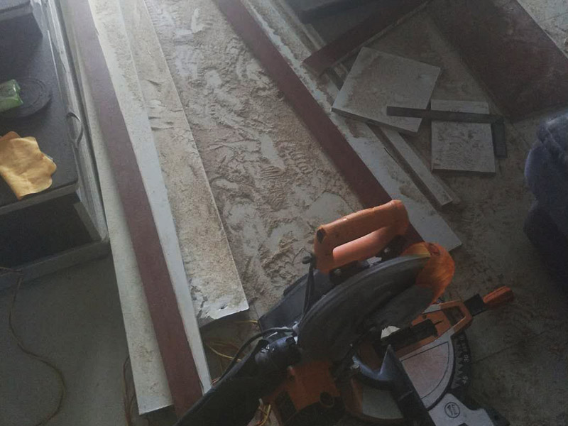 浴室柜和踢腳線安裝：1、與地磚一起鋪貼有些家居裝修安裝的為瓷磚踢腳線,瓷磚踢腳線和其他材質(zhì)的踢腳線安裝時(shí)間不同,瓷磚踢腳線在進(jìn)行地磚鋪貼的時(shí)候一塊進(jìn)行就行了。2、鋪貼壁紙后安裝有的家居墻面裝修選用了壁紙,這就需要在鋪貼完壁紙和地板以后再進(jìn)行踢腳線的安裝。3、刮大白前安裝踢腳線通常都會(huì)在裝修進(jìn)行刮大白這道工序前實(shí)行安裝,倘若先安裝地板和踢腳線再進(jìn)行刮大白,那刮大白的灰將會(huì)弄到地板和踢腳線上,難處理。