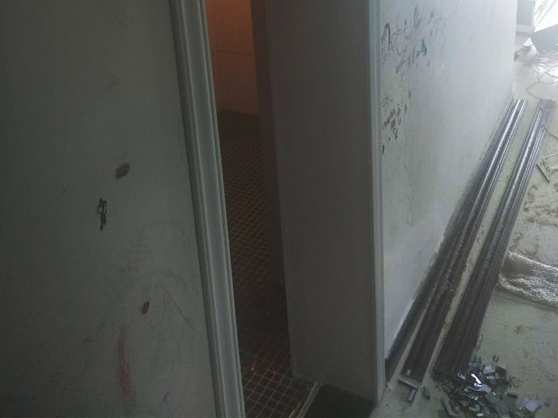 浴室柜和踢腳線安裝：1、與地磚一起鋪貼有些家居裝修安裝的為瓷磚踢腳線,瓷磚踢腳線和其他材質(zhì)的踢腳線安裝時(shí)間不同,瓷磚踢腳線在進(jìn)行地磚鋪貼的時(shí)候一塊進(jìn)行就行了。2、鋪貼壁紙后安裝有的家居墻面裝修選用了壁紙,這就需要在鋪貼完壁紙和地板以后再進(jìn)行踢腳線的安裝。3、刮大白前安裝踢腳線通常都會(huì)在裝修進(jìn)行刮大白這道工序前實(shí)行安裝,倘若先安裝地板和踢腳線再進(jìn)行刮大白,那刮大白的灰將會(huì)弄到地板和踢腳線上,難處理。