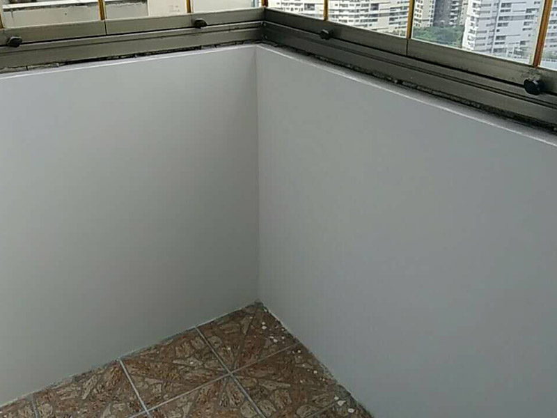 陽臺刷漆翻新裝修：如果你是用來曬衣服，放洗衣機的話。那么陽臺肯定是需要做防水的，而且貼瓷磚是首選，貼瓷磚的防水性能好，讓陽臺的使用壽命變得更長，如果你打算做陽臺休閑區(qū)，可以考慮刷乳膠漆。具體例子如下。陽臺美觀；如果陽臺與室內(nèi)打通的話，就要用跟室內(nèi)一致的?；u，這樣整體感更強。乳膠漆雖然顏色多樣，但是很難防水，而且得用專業(yè)的外墻漆，這樣才能避免墻皮開裂、發(fā)霉。有的人擔(dān)心貼瓷磚會影響墻面美觀，其實貼上淺色的瓷磚反而會顯得陽臺透亮，注意不要選顏色過深的。