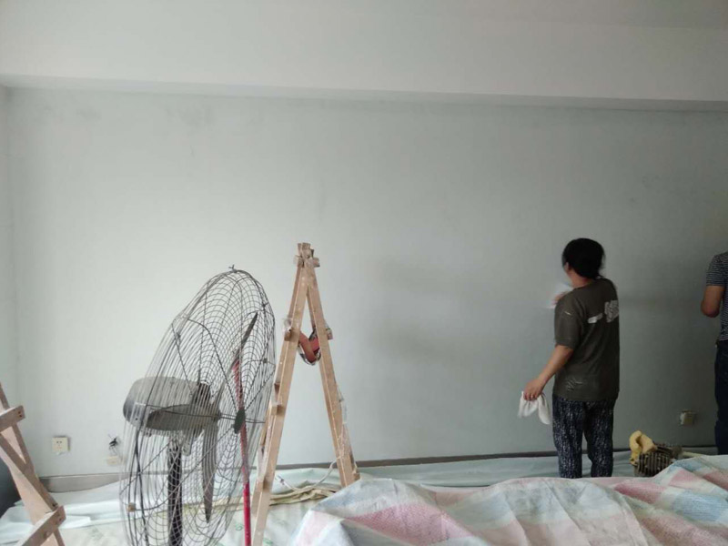 墻面壁紙更換：保證墻面堅(jiān)實(shí)、平坦，運(yùn)用鋼刷或是其他的工具收拾潔凈墻面，讓水泥墻面盡量無浮土、浮沉。在墻面輥一遍混凝土的界面劑，盡量均勻，待其單調(diào)后，就可以刮膩?zhàn)恿?。一般的墻面?遍面膩?zhàn)蛹纯?，不僅能找平，還能罩住底色。平坦度比較差的膩?zhàn)右诓糠侄喙螏妆?。用砂紙打磨膩?zhàn)?。膩?zhàn)油耆蠌?qiáng)度之后(5-7天)會變得十分堅(jiān)實(shí)，這時(shí)再打磨就會變得十分困難。所以，主張刮過膩?zhàn)又蟮?~2天便開始進(jìn)行膩?zhàn)哟蚰?。這是為了在墻面和壁紙之間構(gòu)成一道維護(hù)膜，既安靖了墻面，又能防止水分、鹽、堿滲透腐蝕墻紙，可以有用維護(hù)壁紙材料不受霉菌的腐蝕。