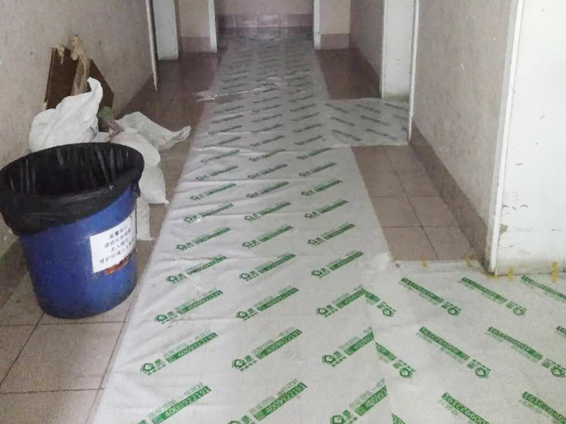 墻面壁紙更換：保證墻面堅(jiān)實(shí)、平坦，運(yùn)用鋼刷或是其他的工具收拾潔凈墻面，讓水泥墻面盡量無浮土、浮沉。在墻面輥一遍混凝土的界面劑，盡量均勻，待其單調(diào)后，就可以刮膩?zhàn)恿?。一般的墻面?遍面膩?zhàn)蛹纯?，不僅能找平，還能罩住底色。平坦度比較差的膩?zhàn)右诓糠侄喙螏妆?。用砂紙打磨膩?zhàn)?。膩?zhàn)油耆蠌?qiáng)度之后(5-7天)會變得十分堅(jiān)實(shí)，這時(shí)再打磨就會變得十分困難。所以，主張刮過膩?zhàn)又蟮?~2天便開始進(jìn)行膩?zhàn)哟蚰ァ＿@是為了在墻面和壁紙之間構(gòu)成一道維護(hù)膜，既安靖了墻面，又能防止水分、鹽、堿滲透腐蝕墻紙，可以有用維護(hù)壁紙材料不受霉菌的腐蝕。