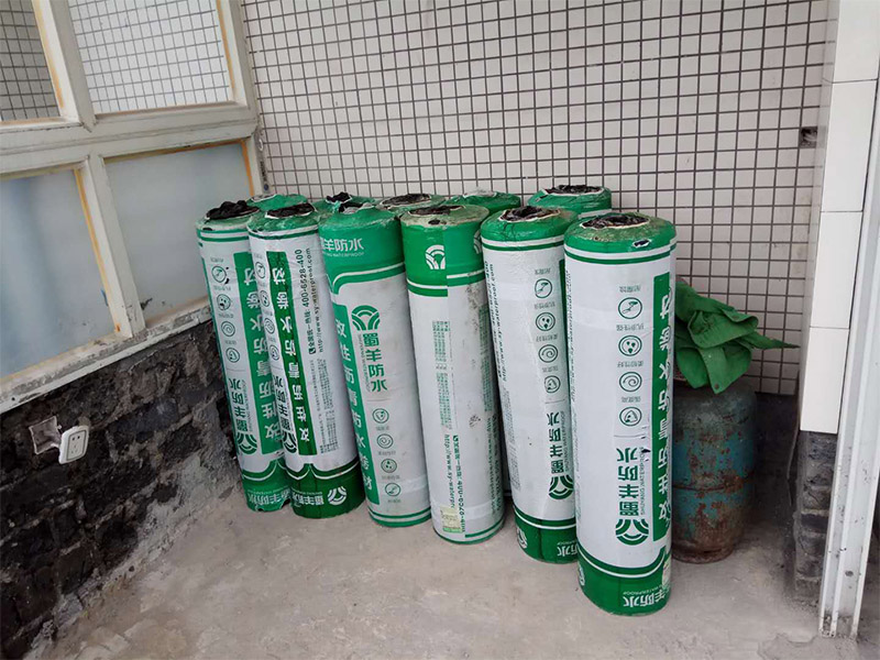 屋頂排水溝抹灰防水裝修：1．在干燥基面上施工防水涂料前應先濕潤基面至無明水為準，若基面潮濕但無明水可直接施工。 2．按配比先將防水漿料乳液倒入拌料桶中，然后再將粉料倒入，充分攪拌至均勻、無料粒糊狀，靜置十分鐘后再攪拌一下，效果更佳。 3．用毛刷或滾刷直接將膠漿涂刷在基面上，待第一層完全干透后（約2小時或手擦不粘為準），再涂刷第二遍，兩遍的涂刷方向應交錯。 4．在操作進程中應保持間斷性攪拌以防止膠漿沉淀。aqbzp_9 5．待防水層完全干固后，方可在其上面做砂漿保護層或其它覆蓋層。