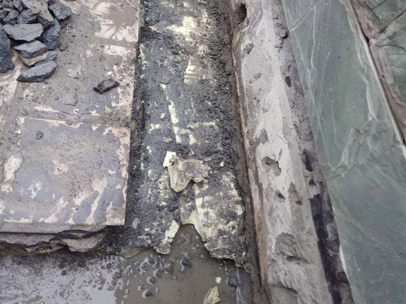 屋頂排水溝抹灰防水裝修：1．在干燥基面上施工防水涂料前應先濕潤基面至無明水為準，若基面潮濕但無明水可直接施工。 2．按配比先將防水漿料乳液倒入拌料桶中，然后再將粉料倒入，充分攪拌至均勻、無料粒糊狀，靜置十分鐘后再攪拌一下，效果更佳。 3．用毛刷或滾刷直接將膠漿涂刷在基面上，待第一層完全干透后（約2小時或手擦不粘為準），再涂刷第二遍，兩遍的涂刷方向應交錯。 4．在操作進程中應保持間斷性攪拌以防止膠漿沉淀。aqbzp_9 5．待防水層完全干固后，方可在其上面做砂漿保護層或其它覆蓋層。