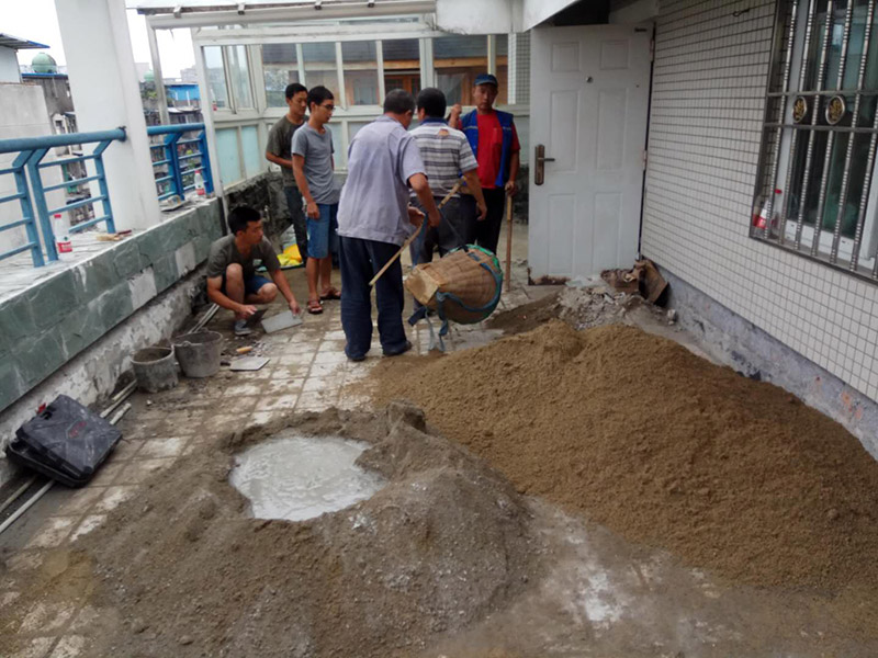 屋頂排水溝抹灰防水裝修：1．在干燥基面上施工防水涂料前應先濕潤基面至無明水為準，若基面潮濕但無明水可直接施工。 2．按配比先將防水漿料乳液倒入拌料桶中，然后再將粉料倒入，充分攪拌至均勻、無料粒糊狀，靜置十分鐘后再攪拌一下，效果更佳。 3．用毛刷或滾刷直接將膠漿涂刷在基面上，待第一層完全干透后（約2小時或手擦不粘為準），再涂刷第二遍，兩遍的涂刷方向應交錯。 4．在操作進程中應保持間斷性攪拌以防止膠漿沉淀。aqbzp_9 5．待防水層完全干固后，方可在其上面做砂漿保護層或其它覆蓋層。