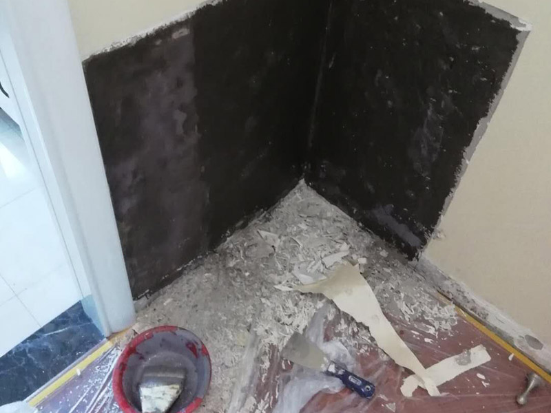 局部墻面修補(bǔ)維修：白墻或者裸墻局部鼓起或者輕微龜裂剝落的話，可以把出現(xiàn)問題的地方鏟除，并將鏟除后的邊緣磨平滑后，重新刮一次膩?zhàn)?，上底漆，再刷再涂，這樣就可以及時(shí)修補(bǔ)，不過可能會(huì)跟原來的墻面有一點(diǎn)色差。 對(duì)于局部剝落比較嚴(yán)重的情況，就有必要考慮是否是墻面基底根本沒做好的原因。將原墻體鏟除至墻面基層，用界面劑或者封固底漆重新涂刷一遍，再按照粉刷石膏找平、貼網(wǎng)格布(加固防裂)、批刮墻襯三遍后打磨平整，整個(gè)基層質(zhì)量此時(shí)就會(huì)好很多。