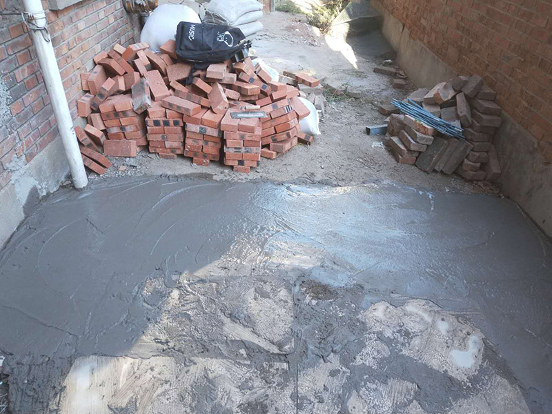 地面基層加固裝修：1.清理基層，清除磚柱上的管線和裝飾層，檢查柱根;別砌損壞的磚，清除 裂縫內(nèi)的粉塵。2.根據(jù)不同的加固形式，采用不同的連接措施，單側(cè)加固時，用混凝士釘或膨脹螺栓連接，雙面加固時，用封閉箍筋連接，當(dāng)柱較寬時，沿高度每隔5皮打掉一塊，增強(qiáng)混凝土與原柱的咬合，有利于共同受力。3.綁扎鋼筋:用外包鋼筋混凝土加固，綁扎的鋼筋應(yīng)與磚柱固定牢靠，控制好位置保護(hù)層厚度。4.澆筑混凝士:外包混凝士宜用噴射扶施工，具體步驟參照4.1節(jié)中噴射混凝土施工工藝流程:上部與樓板接縫，應(yīng)用干硬性混凝土填塞嚴(yán)實(shí);強(qiáng)度尊級符合勘察加固設(shè)計(jì)要求。5.將混凝t表面抹平壓實(shí)。6.待混凝土終凝后，每天澆水3~5次，進(jìn)行養(yǎng)護(hù)。