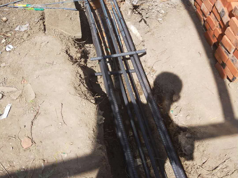 地面基層加固裝修：1.清理基層，清除磚柱上的管線和裝飾層，檢查柱根;別砌損壞的磚，清除 裂縫內(nèi)的粉塵。2.根據(jù)不同的加固形式，采用不同的連接措施，單側(cè)加固時，用混凝士釘或膨脹螺栓連接，雙面加固時，用封閉箍筋連接，當(dāng)柱較寬時，沿高度每隔5皮打掉一塊，增強(qiáng)混凝土與原柱的咬合，有利于共同受力。3.綁扎鋼筋:用外包鋼筋混凝土加固，綁扎的鋼筋應(yīng)與磚柱固定牢靠，控制好位置保護(hù)層厚度。4.澆筑混凝士:外包混凝士宜用噴射扶施工，具體步驟參照4.1節(jié)中噴射混凝土施工工藝流程:上部與樓板接縫，應(yīng)用干硬性混凝土填塞嚴(yán)實(shí);強(qiáng)度尊級符合勘察加固設(shè)計(jì)要求。5.將混凝t表面抹平壓實(shí)。6.待混凝土終凝后，每天澆水3~5次，進(jìn)行養(yǎng)護(hù)。