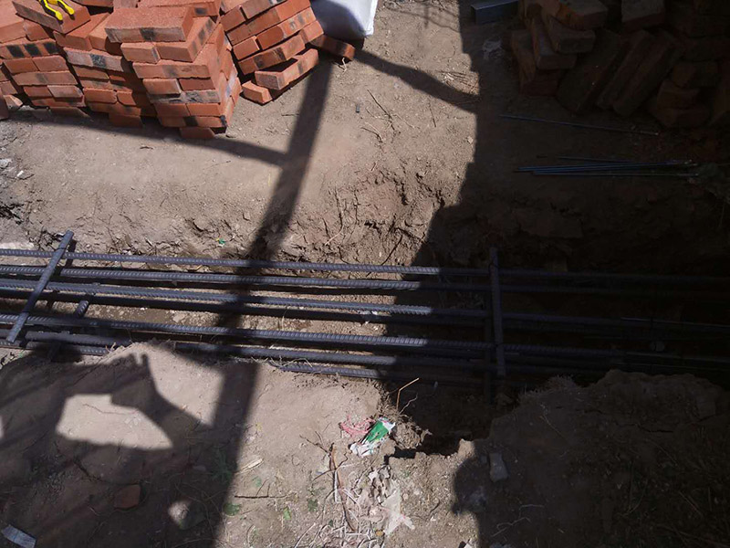 地面基層加固裝修：1.清理基層，清除磚柱上的管線和裝飾層，檢查柱根;別砌損壞的磚，清除 裂縫內(nèi)的粉塵。2.根據(jù)不同的加固形式，采用不同的連接措施，單側(cè)加固時，用混凝士釘或膨脹螺栓連接，雙面加固時，用封閉箍筋連接，當(dāng)柱較寬時，沿高度每隔5皮打掉一塊，增強(qiáng)混凝土與原柱的咬合，有利于共同受力。3.綁扎鋼筋:用外包鋼筋混凝土加固，綁扎的鋼筋應(yīng)與磚柱固定牢靠，控制好位置保護(hù)層厚度。4.澆筑混凝士:外包混凝士宜用噴射扶施工，具體步驟參照4.1節(jié)中噴射混凝土施工工藝流程:上部與樓板接縫，應(yīng)用干硬性混凝土填塞嚴(yán)實(shí);強(qiáng)度尊級符合勘察加固設(shè)計(jì)要求。5.將混凝t表面抹平壓實(shí)。6.待混凝土終凝后，每天澆水3~5次，進(jìn)行養(yǎng)護(hù)。