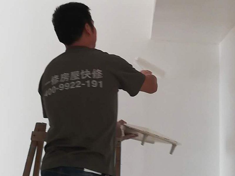 墻面粉刷裝修：1、基層處理：將墻面起皮及松動處清除干凈，并用水泥砂漿補(bǔ)抹。有裂縫的地方一般用牛皮紙帶和白乳膠貼住裂縫。2、刷界面劑：界面劑能夠增強(qiáng)對基層的粘結(jié)力，避免了抹灰層空鼓、起殼的現(xiàn)象，從而代替人工鑿毛處理，省時(shí)省力。3、墻面找平：凹凸不平的墻面需要找平，對于墻面不平的地方要用粉刷石膏找平，使得墻面的誤差不超過3毫米。4、批刮膩?zhàn)樱哼x用顆粒細(xì)度較高和質(zhì)地較硬的膩?zhàn)訛榧?，膩?zhàn)右椤?、打磨：盡量用較細(xì)的砂紙，如果砂紙?zhí)值脑挄粝潞苌畹纳昂邸?、刷底漆：底漆一定要刷勻，確保墻面每個(gè)地方都刷到，如果墻面吃漆量較大，底漆最好適量的多加一點(diǎn)水，以確保能夠涂刷均勻。7、找補(bǔ)：膩?zhàn)哟蚰ネ戤呏螅瑫粲幸恍╄Υ?，一般情況下很難看清，只有刷過一遍漆之后才會很明顯，這時(shí)候就需要找補(bǔ)了。8、刷面漆：不要加過量的水，會影響漆膜厚度、手感和漆膜的硬度。