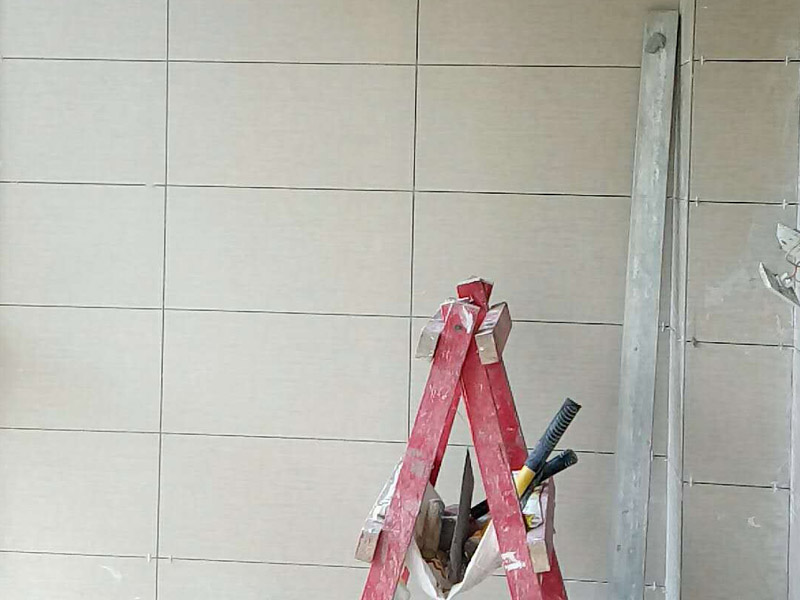 衛(wèi)生間貼瓷磚裝修：廚房貼瓷磚，客廳吊頂：首先應(yīng)除去基層表面的污垢，油漬，浮灰;除去基層上所有涂料層，膩?zhàn)訉?如果基層未能達(dá)到平整度要求，需對(duì)基層進(jìn)行預(yù)先的找平處理；接著加水后將粘結(jié)劑漿料攪拌至潤(rùn)滑均勻，無(wú)明顯塊狀或糊狀結(jié)塊，攪拌后的漿料靜置5-10分鐘后再稍加攪拌1-2分鐘即可使用；然后將瓷磚平整地鋪貼在基層上，使用橡膠錘將瓷磚拍實(shí)鋪平。施工過(guò)程中，可小幅度轉(zhuǎn)動(dòng)瓷磚，使?jié){料與瓷磚背面充分接觸。根據(jù)磚的尺寸，在磚與磚之間預(yù)留相應(yīng)尺寸的縫隙留待嵌縫，瓷磚鋪貼結(jié)束后24小時(shí)，可進(jìn)行嵌縫施工。最后將調(diào)制好的嵌縫劑均勻地涂在磚與磚的地方。