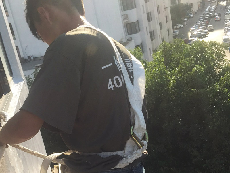 高空外墻粉刷裝修:1、基層處理：在對(duì)外墻粉刷之前，首先需要將墻面基層的灰塵與雜志清理干凈，那些比較破舊的層面與耐水性較差的涂層需要鏟除，如果表面有凹凸不平的地方，則需要用水泥砂漿進(jìn)行抹平。2、刷底膠：在對(duì)墻面刷底膠時(shí)，需要先將膠水按照說(shuō)明書(shū)上注明的比例進(jìn)行稀釋?zhuān)♂尯弥螅賹⒛z水用輥筒均勻涂刷墻面兩遍左右，注意膠水的薄厚要均勻，不能過(guò)多也不能過(guò)少。3、局部補(bǔ)膩?zhàn)樱夯鶎拥啄z干燥之后，則需用膩?zhàn)訉γ嬲移健?、滿(mǎn)刮膩?zhàn)樱耗佔(zhàn)臃旁谕邪逯?，讓后再用橡皮刮板?duì)墻面進(jìn)行涂刷，最好從上往下涂，最好涂刷2到三遍，需要注意的是，膩?zhàn)硬荒芡克⑻?，膩?zhàn)油克⒑笮枰蒙凹堖M(jìn)行打磨，打磨力度需要合適，打磨完之后需要將表面灰塵給清除。5、刷底涂料：采用滾筒對(duì)墻面涂刷，涂刷時(shí)需要均勻，不能漏刷，也不能刷得過(guò)厚，底料干后，如果表面有要進(jìn)行修補(bǔ)的地方，最好用膩?zhàn)舆M(jìn)行修復(fù)在進(jìn)行砂平。